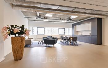 Moderne kantoorruimte op Stroombaan 4, Amstelveen met zit- en vergaderopties, grote ramen en een keukenwand. Ideaal voor kantoorruimte huren.