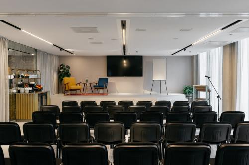 Moderne conferentieruimte binnen kantoorpand op Amstelvlietstraat 4, Amsterdam Amstel Business Park, uitgerust voor presentaties en vergaderingen.