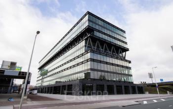 Glazen kantoorpand op Joan Muyskenweg 137, gelegen in Amsterdam Amstel Business Park. Perfect voor wie kantoorruimte wil huren in een moderne omgeving.