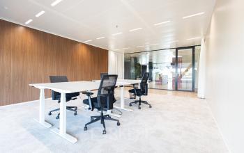 Ruime, lichte kantoorruimte huren op Joan Muyskenweg 137, Amsterdam Amstel Business Park met moderne bureaus en stoelen.
