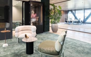 Stijlvolle, moderne kantoorruimte in Amsterdam Amstel Business Park met comfortabele zitjes en veel natuurlijk licht.