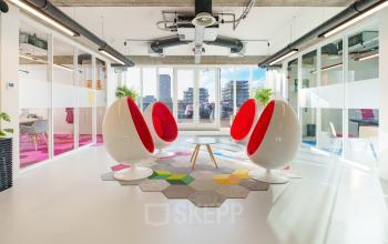 Kantoorruimte huren op Willem Fenengastraat 2, Amsterdam Amstel Business Park, Amsterdam met moderne en kleurrijke werkplekken en uniek zitmeubilair.