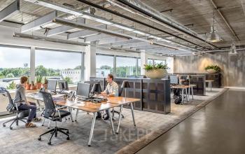 Moderne kantoorruimte huren aan de Joan Muyskenweg 22 in Amsterdam Amstel Business Park, met ruime werkplekken en actief werkende mensen.