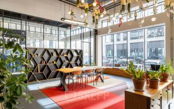 Kantoorruimte huren in een modern kantoorpand aan Joan Muyskenweg 22, Amsterdam Amstel Business Park, met veel lichtinval, stijlvolle inrichting en planten.