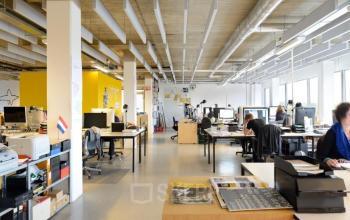 gemeubileerde werkplekken kantoorruimte amsterdam amstel business park bureau's stoelen medewerkers