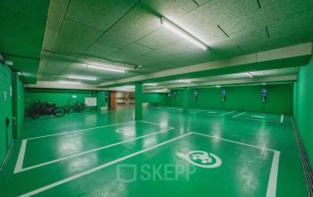 Groene parkeergarage bij kantoorpand op H.J.E. Wenckebachweg 90-108, Amsterdam Amstel Business Park.