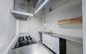 Keuken in een kantoorpand op H.J.E. Wenckebachweg 90-108, Amsterdam Amstel Business Park, met gaskookplaat, spoelbak en werkblad.