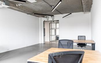 Kantoorruimte huren op H.J.E. Wenckebachweg 90-108 in Amsterdam Amstel Business Park met moderne bureaus, stoelen en een industriële uitstraling.