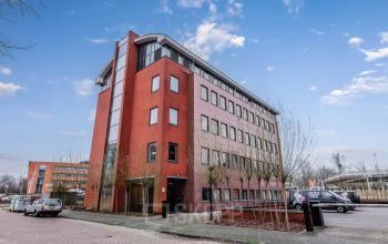 Buitenzijde van een modern kantoorpand aan de H.J.E. Wenckebachweg 90-108, Amsterdam Amstel Business Park. Geschikt voor kantoorruimte huren met meerdere verdiepingen en een eigentijds ontwerp.