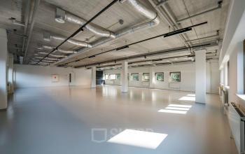 Kantoorruimte te huur in het Amstel Business Park op Joop Geesinkweg 501, Amsterdam. De ruimte is licht met grote ramen en biedt een open vloerplan voor diverse werkmogelijkheden.