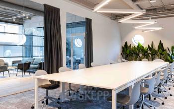Kantoorruimte huren op Joop Geesinkweg 601, Amsterdam Amstel Business Park, met moderne vergadertafel, comfortabele stoelen, glazen wanden en veel lichtinval.