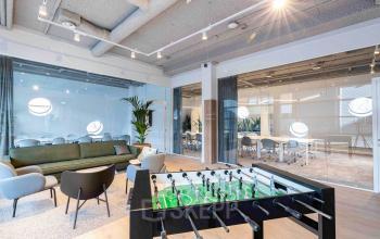 Moderne kantoorruimte huren in Amsterdam Amstel Business Park, Joop Geesinkweg 601, met vergaderruimtes en een lounge met tafelvoetbal.