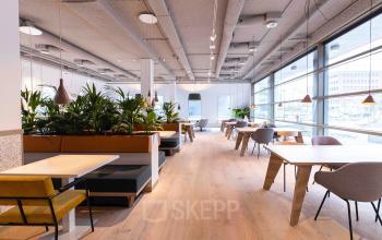 Kantoorruimte huren aan de Joop Geesinkweg 601 in het Amsterdam Amstel Business Park met moderne inrichting, licht interieur en verschillende zitmogelijkheden.