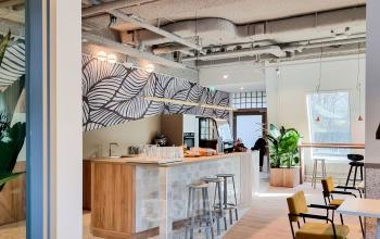 Modern ingerichte ontmoetingsruimte in het kantoorpand aan Joop Geesinkweg 601, Amsterdam Amstel Business Park, Amsterdam. Huur deze ruimte om te werken, netwerken of ontspannen, voorzien van strakke meubels en gezellige sfeer.