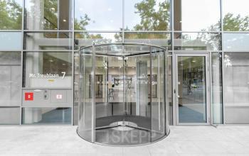 Vooraanzicht van een modern kantoorpand op Mr. Treublaan 7 in Amsterdam Amstel, met glazen entree en draaideur.