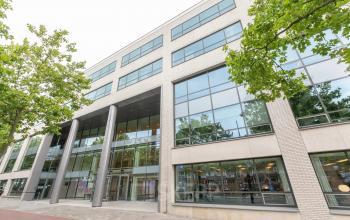 Moderne kantoorruimte om te huren aan Mr. Treublaan 7 in Amsterdam Amstel met grote glazen gevel, perfect passend in een inspirerende kantoorpand omgeving.