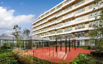 Modern kantoorgebouw aan Willem Fenengastraat 16 in Amsterdam Amstel met een goed onderhouden groene buitenruimte en sportfaciliteiten. Ideaal voor bedrijven die kantoorruimte willen huren in een inspirerende omgeving.