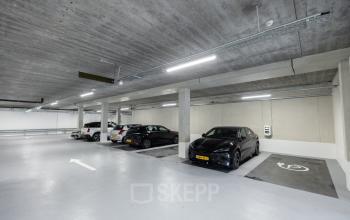 Ondergrondse parkeergarage bij Willem Fenengastraat 16, Amsterdam Amstel, geschikt voor huur als onderdeel van een kantoorpand.