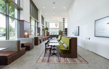 Moderne gemeubileerde kantoorruimte huren aan Willem Fenengastraat 16 in Amsterdam Amstel met veel natuurlijk licht en diverse zitmogelijkheden.