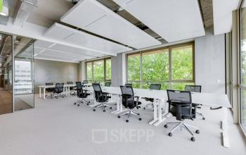 Modern kantoor aan Willem Fenengastraat 16, Amsterdam Amstel met flexibele werkplekken, grote ramen en lichte inrichting, ideaal voor kantoorruimte huren.