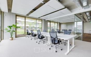 Moderne kantoorruimte huren op Willem Fenengastraat 16 in Amsterdam Amstel, met ruime werkplekken en grote ramen voor veel natuurlijk licht.