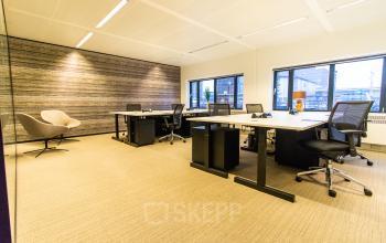 Moderne kantoorruimte op Prins Bernhardplein 200 in Amsterdam Amstel, voorzien van ergonomische bureaustoelen en ruime werkplekken om te huren. Grote ramen zorgen voor veel natuurlijk licht.