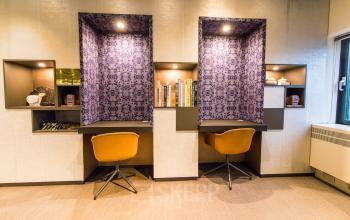 Kantoorruimte huren op Prins Bernhardplein 200, Amsterdam Amstel met moderne werkplekken en comfortabele stoelen in een stijlvol ingericht kantoorpand.