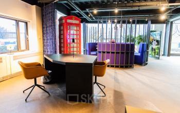 Moderne kantoorruimte in Amsterdam Amstel met uitzicht, inclusief telefooncel en comfortabele zitruimte. Perfect voor kantoor, kantoorpand of werkruimte huren.