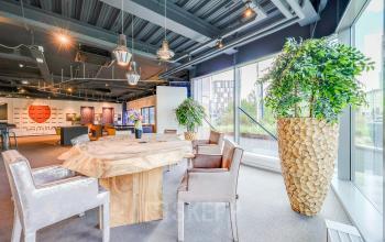 Stijlvolle en ruime kantoorruimte huren met moderne inrichting op Prins Bernhardplein 200, Amsterdam Amstel, ideaal voor creatieve werkplekken en vergaderingen. Grote ramen bieden veel natuurlijk licht.