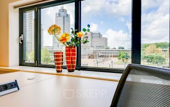 Kantoorruimte te huur met uitzicht op de stad, inclusief een bureau en kleurrijke decoraties, gelegen op Prins Bernhardplein 200 in Amsterdam Amstel.