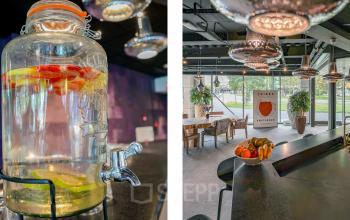 Moderne kantoorruimte aan Prins Bernhardplein 200, Amsterdam Amstel, met glazen waterdispenser en stijlvol ingerichte werkplekken. Geschikt voor kantoorruimte huren met een ontspannen sfeer en veel lichtinval.