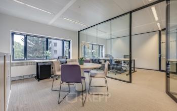 Heldere kantoorruimte op Prins Bernhardplein 200 in Amsterdam Amstel met glazen wanden, grote ramen en moderne meubels, ideaal om een kantoor te huren.