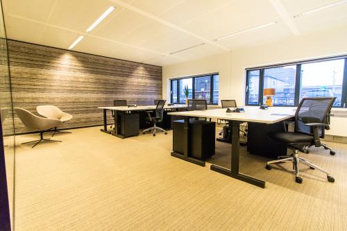 Moderne kantoorruimte op Prins Bernhardplein 200 in Amsterdam Amstel, voorzien van ergonomische bureaustoelen en ruime werkplekken om te huren. Grote ramen zorgen voor veel natuurlijk licht.