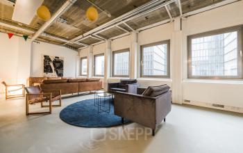 Open en lichte kantoorruimte op Wibautstraat 135, Amsterdam Amstel, met moderne zitplaatsen en grote ramen, ideaal voor inspiratie tijdens het huren van een kantoor.