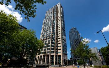 Hoog kantoorpand aan Amstelplein 8 in Amsterdam Amstel, ideaal voor kantoorruimte huren met moderne uitstraling en uitstekende ligging.