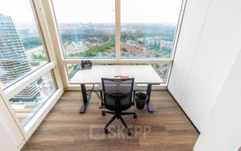 Kantoorruimte huren met weids uitzicht over Amsterdam Amstel, gelegen in het kantoorpand aan Amstelplein 8. De ruimte biedt een werkplek met bureau, stoel en telefoon.