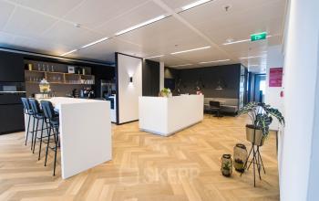 Moderne kantoorruimte op Amstelplein 8 in Amsterdam Amstel met een open vloerplan en luxe inrichting, ideaal voor bedrijven die kantoorruimte willen huren.