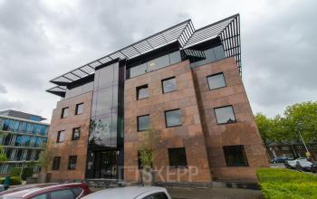 Modern kantoorpand aan de Cuserstraat in Amsterdam