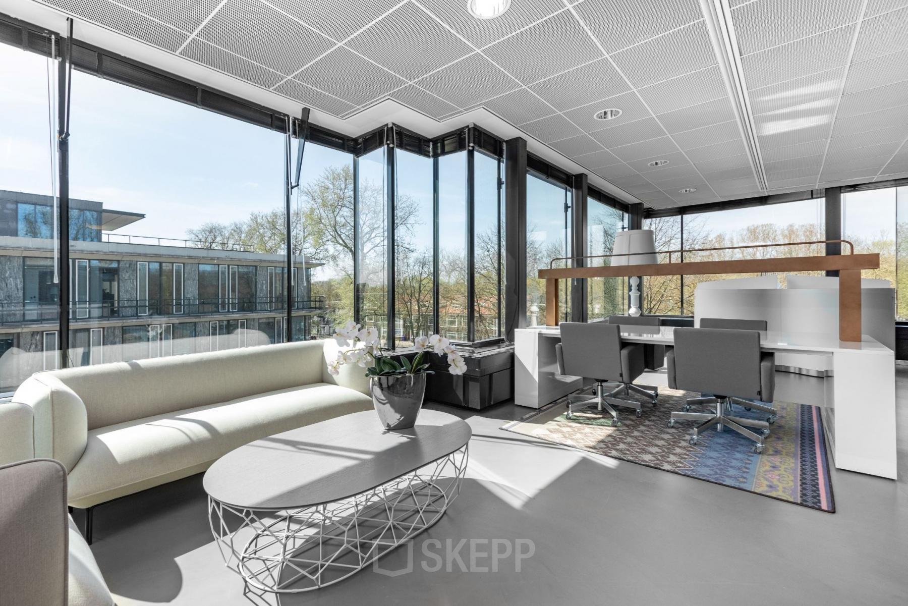 Modern ingericht kantoorpand in Amsterdam Buitenveldert met comfortabele zithoek en voldoende daglicht bij De Cuserstraat 93.