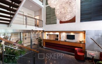 Binnenzicht van kantoorpand met moderne receptie en opvallende verlichting aan Teilingen 1 in Amsterdam Buitenveldert, ideaal voor kantoorruimte huren.