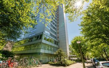 Uitzicht op het kantoorpand Teilingen 1 in Amsterdam Buitenveldert, omgeven door groene bomen. Geschikt voor kantoorruimte huren.