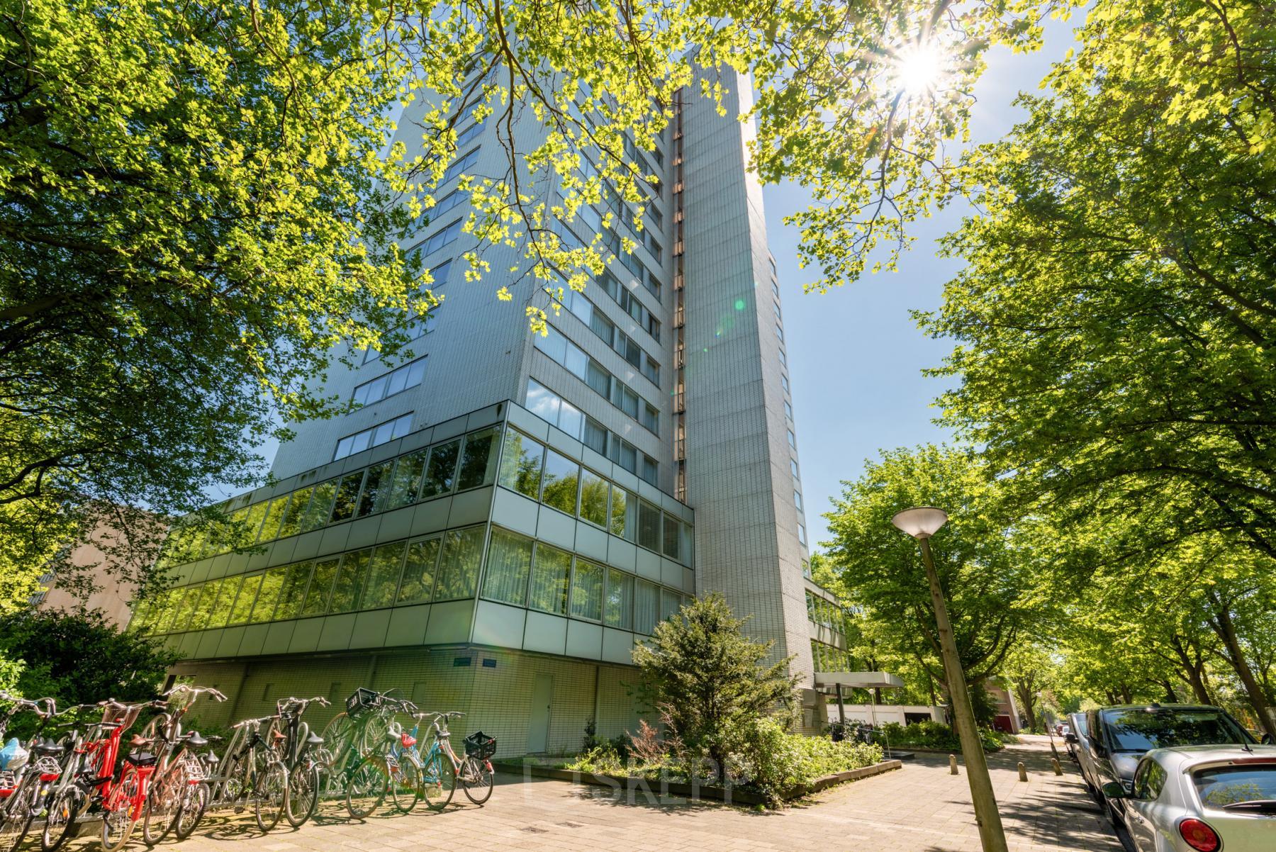 Uitzicht op het kantoorpand Teilingen 1 in Amsterdam Buitenveldert, omgeven door groene bomen. Geschikt voor kantoorruimte huren.