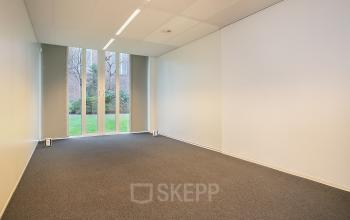 Lege kantoorruimte met grote ramen in kantoorpand op De Cuserstraat 91, Amsterdam Buitenveldert. Geschikt voor kantoorruimte huren.