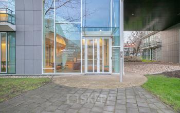 Moderne kantoorruimte huren aan De Cuserstraat 91 in Amsterdam Buitenveldert met glazen gevel en goed onderhouden entree voor een professionele uitstraling.