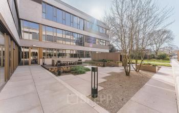 Buitenkant van kantoorpand Walborg 2A in Amsterdam Buitenveldert met stenen terras en moderne gevel.