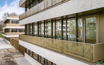 Uitzicht op het exterieur van kantoorpand Walborg 2A in Amsterdam Buitenveldert, met moderne architectuur en grote ramen. Ideaal voor kantoorruimte huren.