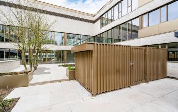 Vooraanzicht van kantoorpand Walborg 2A in Amsterdam Buitenveldert met moderne architectuur en aangrenzende binnenplaats.