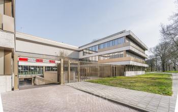 Modern kantoorpand te huur aan Walborg 2A in Amsterdam Buitenveldert, omgeven door groen met royale ramen voor veel natuurlijk licht.