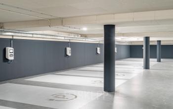 Moderne parkeergarage op Walborg 2A in Amsterdam Buitenveldert met laadpalen voor elektrische auto's, geschikt voor kantoorpanden huur.