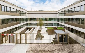 Buitenzijde van kantoorpand op Walborg 2A, Amsterdam Buitenveldert, met moderne architectuur en glazen gevels. Ideale locatie om kantoorruimte te huren.
